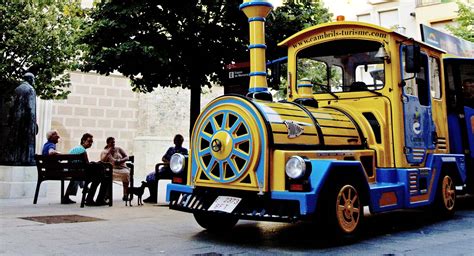 Voici le train de Cambrils, en voiture Messieurs Dames